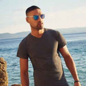 CAMISETA VALUEWEIGHT CUELLO PICO HOMBRE (61066)